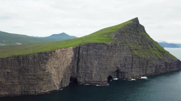 Atlantik Okyanusu 'ndaki Faroe Adaları' nın olağanüstü güzel kayaları. — Stok video