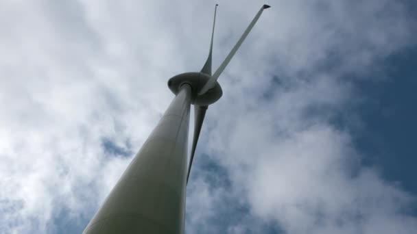 Wind turbine. Hernieuwbare energie, duurzame ontwikkeling, milieuvriendelijk concept. Denemarken. Faeröer eilanden. — Stockvideo