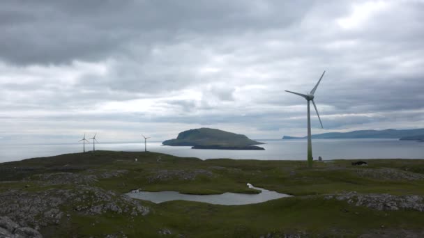 Turbina eolica. Energie rinnovabili, sviluppo sostenibile, concetto rispettoso dell'ambiente. Danimarca. Isole Faroe. — Video Stock