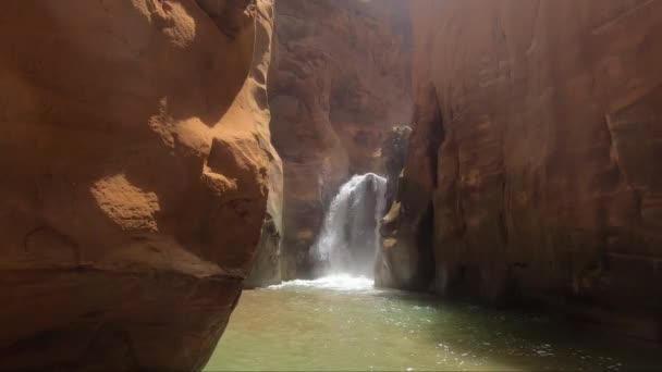 Каньонинг. Прохождение каньона горной реки без лодок в Иордании. — стоковое видео
