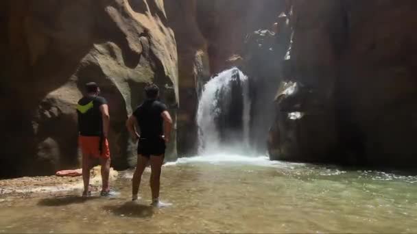 Canyoning. Passage du canyon d'une rivière de montagne sans bateaux en Jordanie. — Video