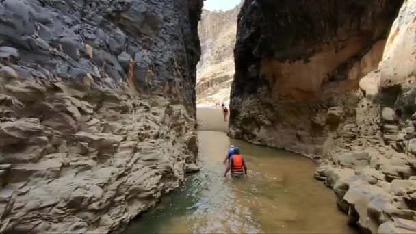 キャニオニング。ヨルダンのボートなしで山の川の峡谷を通過. — ストック動画