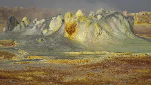 Jeotermal alan. Asit gölündeki sıcak kaynaklar. Dallol asit gölleri Etiyopya, Afrika 'daki Danakil depresyonunda.. — Stok video