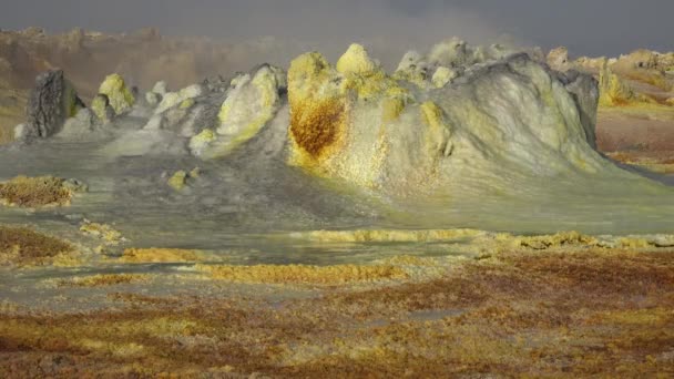 Campo geotérmico. Fontes termais no lago ático.Lagos de ácido de Dallol na depressão Danakil na Etiópia, África. — Vídeo de Stock