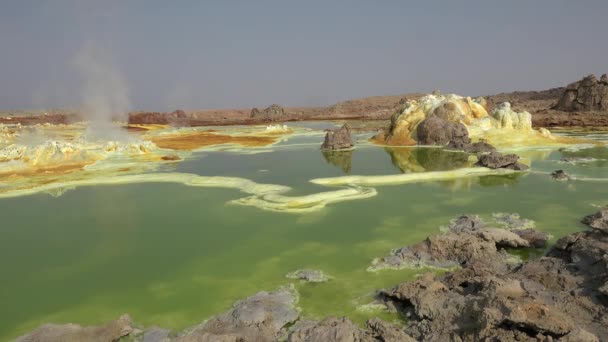 Erdwärme. Heiße Quellen im sauren Seen.Dallol-Säure-Seen in der Danakil-Senke in Äthiopien, Afrika. — Stockvideo