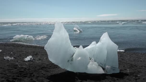 Klimaændringer. Den globale opvarmning fører til smeltning af gletsjere i Arktis og Antarktis. – Stock-video