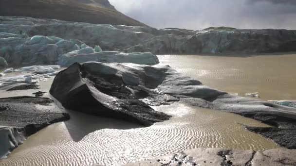 Lodowiec topnieje na Islandii. Jezioro Lodowe. Globalne ocieplenie, koncepcja zmiany klimatu — Wideo stockowe