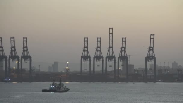 Una nave da crociera va al mare aperto dal porto di una grande città — Video Stock