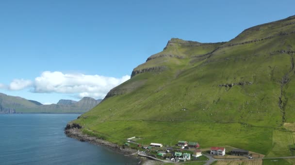 Tradycyjna wieś skandynawska z kolorowymi domami nad morzem — Wideo stockowe