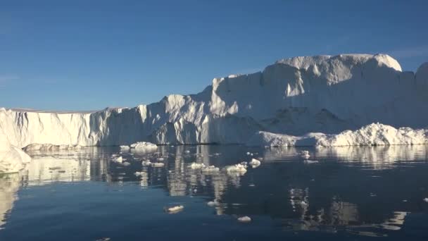Ilulissat, Grönland. Riesige Eisberge, die an einem sonnigen Tag in der Disko Bay am Ufer eines Gletschers treiben. — Stockvideo