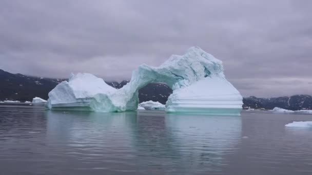 Ilulissat, Groenland. Enorme ijsbergen drijvend aan de kust van een gletsjer op een zonnige dag in Disko Bay. — Stockvideo