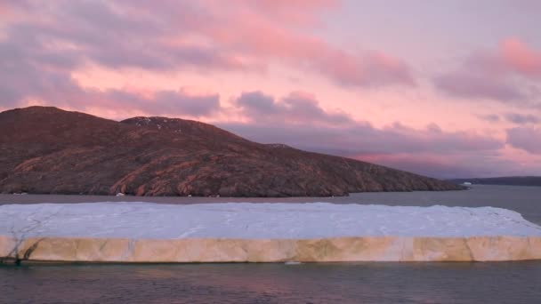 Pôr-do-sol colorido no Ártico. Panorama de uma paisagem de gama montesa durante o pôr do sol com os picos de montanhas cobertos de neve. Países Baixos — Vídeo de Stock