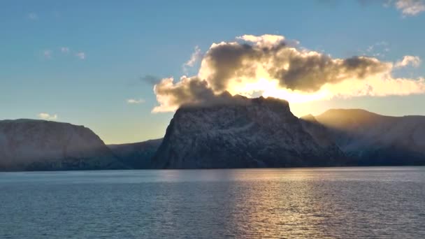 Barevný západ slunce v Arktidě. Panorama horské krajiny při západu slunce se zasněženými vrcholky hor. Grónsko — Stock video