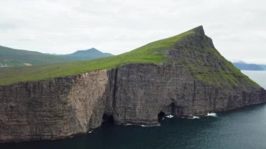 Faroe Adaları, Danimarka Krallığı 'nın bir parçası olan kendi kendini yöneten bir takımada.