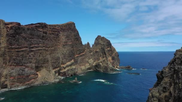 Portogallo. Isola di Madeira. Spiagge rocciose dell'isola. Vista aerea. — Video Stock