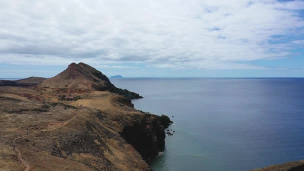 Portugal. Isla de Madeira. Orillas rocosas de la isla. Vista aérea. — Vídeo de stock