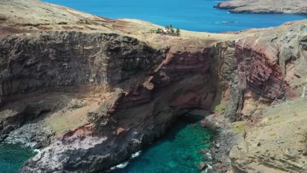Portogallo. Isola di Madeira. Spiagge rocciose dell'isola. Vista aerea. — Video Stock