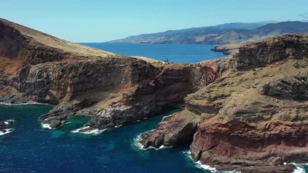 ポルトガルだ。マデイラ島。島の岩の海岸。空中風景. — ストック動画