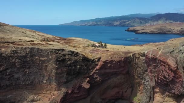 Portugal. Madeira eiland. Rotskusten van het eiland. Luchtzicht. — Stockvideo