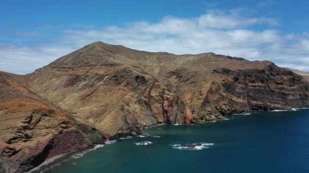 Portugal. Ilha da Madeira. Costa rochosa da ilha. Vista aérea. — Vídeo de Stock