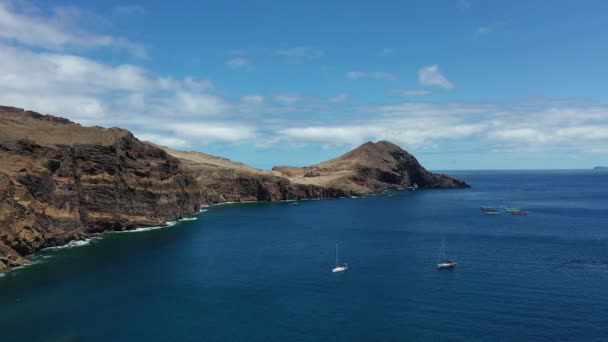 Portogallo. Isola di Madeira. Spiagge rocciose dell'isola. Vista aerea. — Video Stock