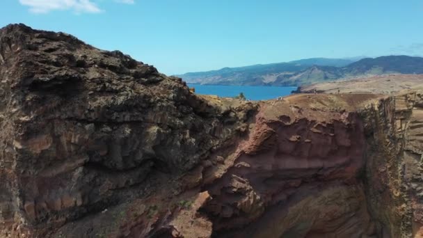 Voo sobre uma ilha vulcânica no Oceano Atlântico. Voo aéreo sobre praia de areia e águas marinhas azul-turquesa, com — Vídeo de Stock