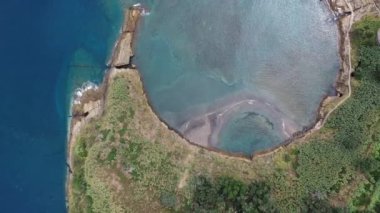 Atlantik Okyanusu 'ndaki volkanik bir adanın üzerinden uçmak. Kumlu sahil ve mavi turkuaz deniz suları üzerinde havadan uçuş.