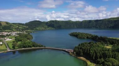 Portekiz. Azores. Volkanik göl, volkanın kraterinde. Hava görünümü.