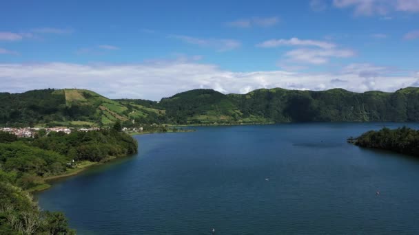 ポルトガルだ。アゾレス諸島。火山の火口内の火山湖。空中風景. — ストック動画