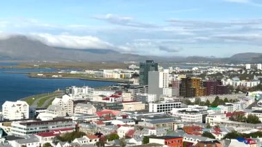 Reykjavik 'in güzel manzaralarını keşfedin. Reykjavik rıhtım boyunca modern binalar ve büyüleyici evler sergiliyor. Doğanın ve şehir hayatının eşsiz bir karışımını tecrübe et..