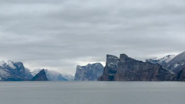 Eriyen buzulları olan yüksek dağlar, Kuzey Kutbu 'ndaki iklim değişikliğinin etkisini gösteriyor. Bu çarpıcı bakış açısı küresel ısınmayı ve harekete geçmenin aciliyetini vurguluyor.