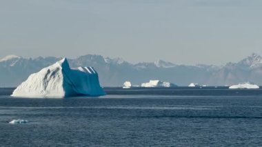 Kuzey Kutbu 'nda eriyen buzdağlarının çarpıcı ama endişe verici görüntüsüne bakın. Bu görüntü, iklim değişikliğinin ve küresel ısınmanın son yıllarda kutup ortamları üzerindeki etkilerini vurguluyor..