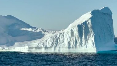 Kuzey Kutbu 'nda eriyen buzdağlarının çarpıcı ama endişe verici görüntüsüne bakın. Bu görüntü, iklim değişikliğinin ve küresel ısınmanın son yıllarda kutup ortamları üzerindeki etkilerini vurguluyor..