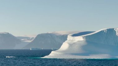 Kuzey Kutbu 'nda eriyen buzdağlarının çarpıcı ama endişe verici görüntüsüne bakın. Bu görüntü, iklim değişikliğinin ve küresel ısınmanın son yıllarda kutup ortamları üzerindeki etkilerini vurguluyor..