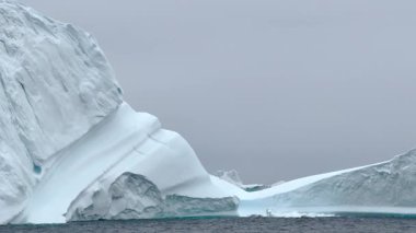 Kuzey Kutbu 'nda eriyen buzdağlarının çarpıcı ama endişe verici görüntüsüne bakın. Bu görüntü, iklim değişikliğinin ve küresel ısınmanın son yıllarda kutup ortamları üzerindeki etkilerini vurguluyor..