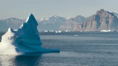 Kuzey Kutbu 'nda eriyen buzdağlarının çarpıcı ama endişe verici görüntüsüne bakın. Bu görüntü, iklim değişikliğinin ve küresel ısınmanın son yıllarda kutup ortamları üzerindeki etkilerini vurguluyor..