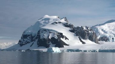 Sakin Kuzey Kutbu günbatımında dramatik kayalıkların yanında okyanusta yüzen buzdağlarının nefes kesici güzelliğine tanık olun. Doğa bu el değmemiş çevrede mucizeler yaratır..