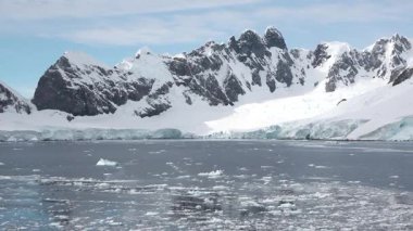 Sakin Kuzey Kutbu günbatımında dramatik kayalıkların yanında okyanusta yüzen buzdağlarının nefes kesici güzelliğine tanık olun. Doğa bu el değmemiş çevrede mucizeler yaratır..