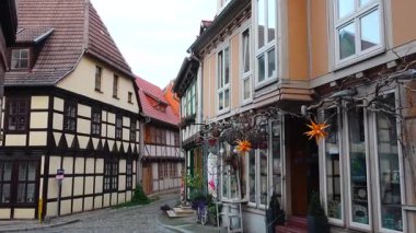 Yarı ahşap evler ve çarpıcı mimari ile dolu pitoresk bir Alman kasabasında dolaş. Esrarengiz sokakları, tarihi binaları ve sakin bir gökyüzünün altındaki canlı çatıları keşfedin..