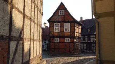 Yarı ahşap evler ve çarpıcı mimari ile dolu pitoresk bir Alman kasabasında dolaş. Esrarengiz sokakları, tarihi binaları ve sakin bir gökyüzünün altındaki canlı çatıları keşfedin..