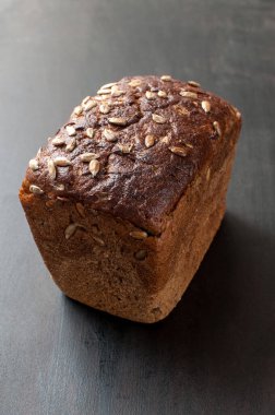 Lezzetli taze pişmiş kahverengi ekmek ve kepekli ayçiçeği tohumları.