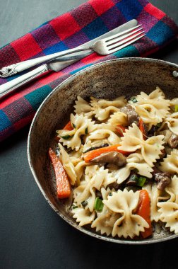 Taze pişmiş mantarlı ve sebzeli makarnanın fotoğrafını çek.