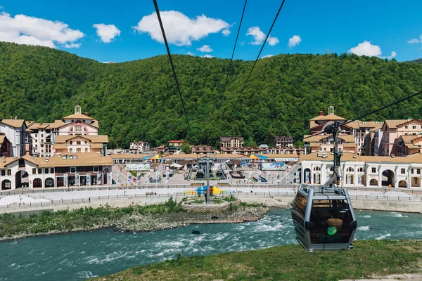 Gorki Gorod, Sochi, Rusya 01 Mayıs 2016: Krasnaya Polyana panoramik manzarasını
