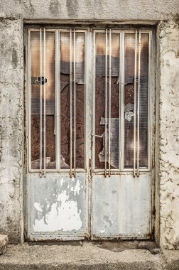 Beyaz zemin üzerine mavi dar ahşap kapı