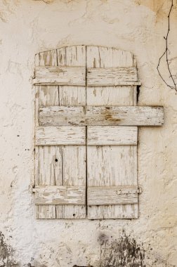 Beyaz zemin üzerine mavi dar ahşap kapı