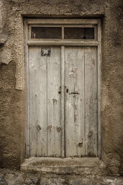 Блакитні вузькі дерев'яні двері на білому тлі — стокове фото