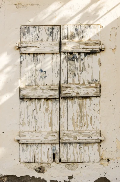 Puerta de madera estrecha azul sobre fondo blanco —  Fotos de Stock