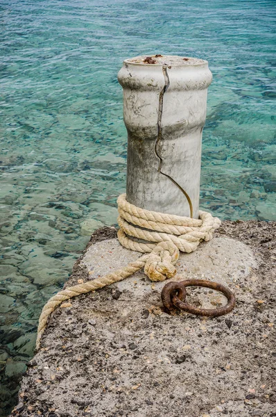 Old howser on the concrete mooring post — Stock Photo, Image