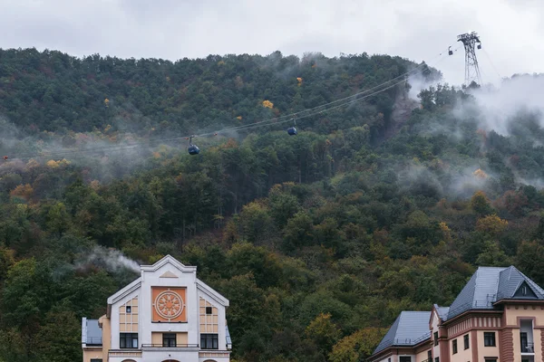 Rosa Khutor, Sochi, Rusia, 24 de octubre de 2015: El otoño en las montañas —  Fotos de Stock