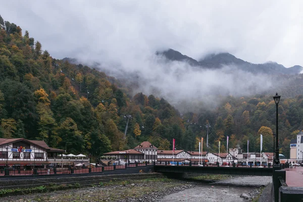 Rosa Khutor, Sochi, Rusia, 24 de octubre de 2015: El otoño en las montañas —  Fotos de Stock